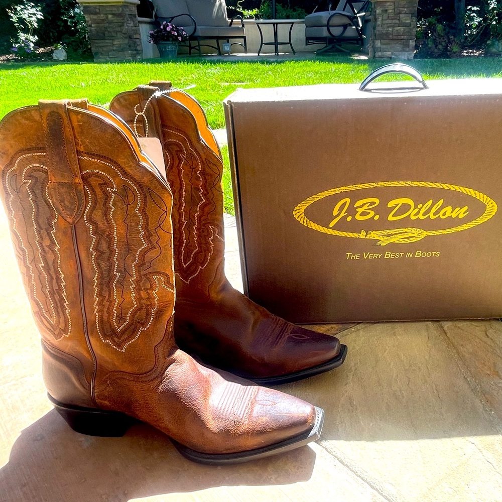 Men’s size 12 cowboy boots. Never been worn, tag still on item, box included
